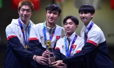 花剑世界杯香港站 中国香港队夺得男团冠军31岁在春晚一炮而红，观众都以为他隐退了，其实已经去世10年了